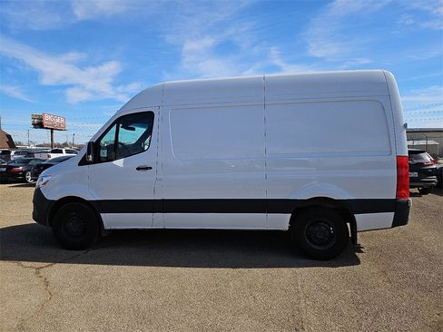 Used 2025 Mercedes-Benz Sprinter 2500 image 3