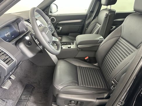 Used 2025 Land Rover Discovery Dynamic SE image 5