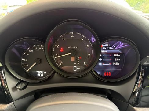 Used 2025 Porsche Macan Turbo AWD/4WD image 23
