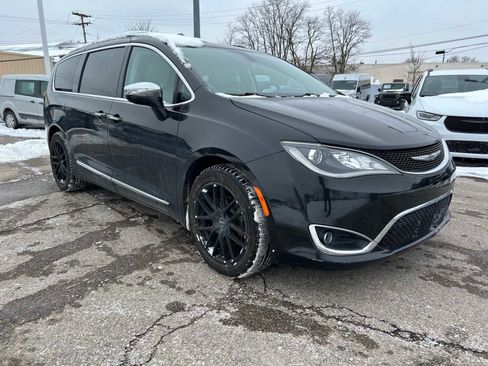 Used 2017 Chrysler Pacifica Limited image 9