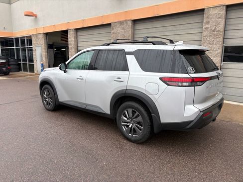 Used 2023 Nissan Pathfinder SV AWD/4WD image 3