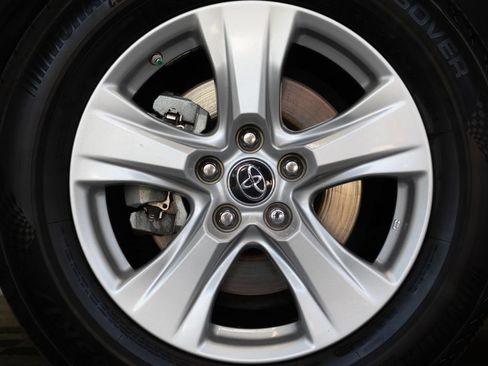 Used 2019 Toyota RAV4 XLE w/ Carpet Mat Package AWD/4WD image 10