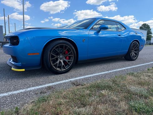 Used 2016 Dodge Challenger SRT Hellcat RWD image 3