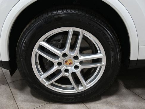 Used 2018 Porsche Cayenne Platinum Edition image 32