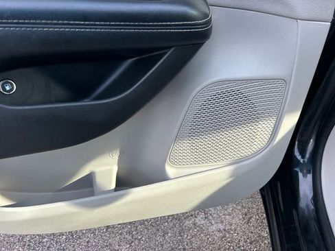 Used 2022 Chrysler Pacifica Touring-L image 33