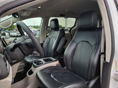 Used 2023 Chrysler Pacifica Touring-L FWD image 12