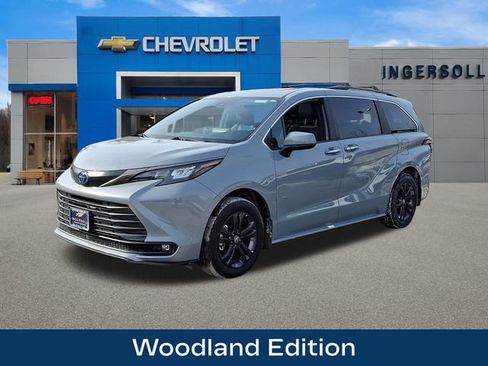 Used 2024 Toyota Sienna XLE Woodland Edition image 4
