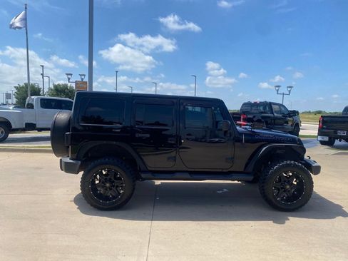 Used 2017 Jeep Wrangler Unlimited Sahara AWD/4WD image 6