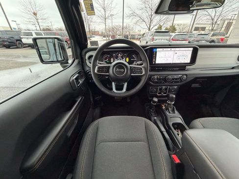 Used 2025 Jeep Wrangler Unlimited Sahara image 18
