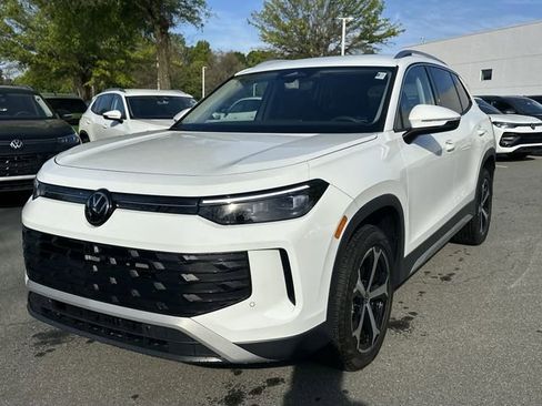 New 2025 Volkswagen Tiguan SE image 1