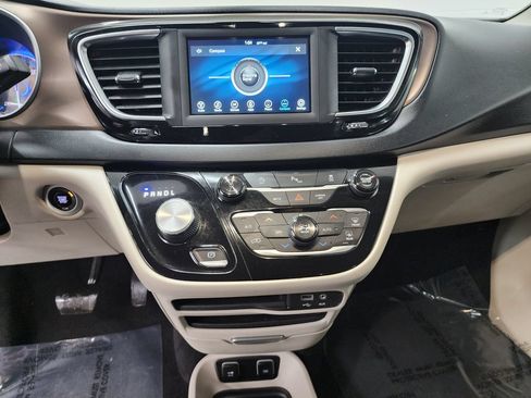 Used 2018 Chrysler Pacifica Touring Plus FWD image 18