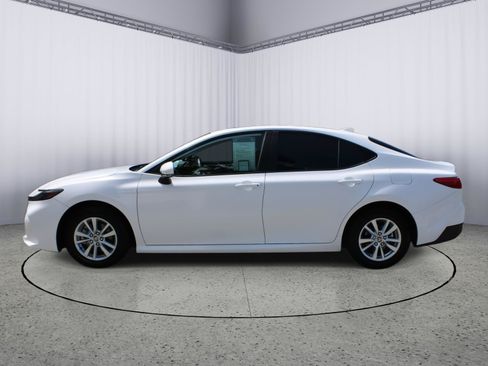 Used 2025 Toyota Camry LE AWD/4WD image 5