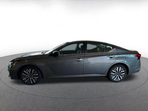 Used 2025 Nissan Altima 2.5 SV FWD image 8
