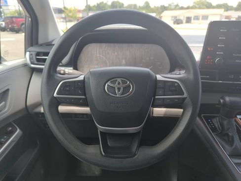 Used 2021 Toyota Sienna LE w/ LE Plus Package FWD image 17