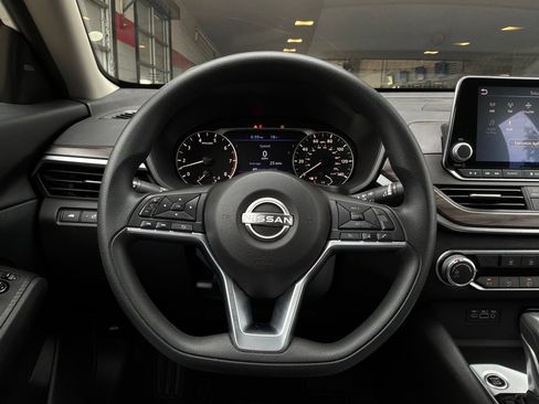 Used 2025 Nissan Altima 2.5 SV FWD image 31