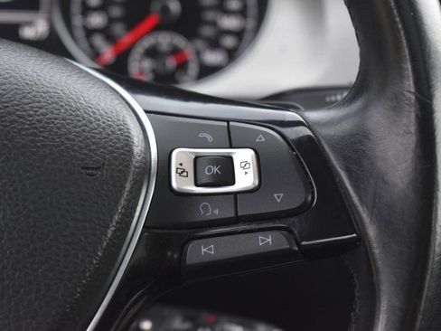 Used 2015 Volkswagen Golf S image 21