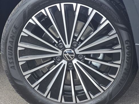 New 2026 Volkswagen Taos SE FWD image 14