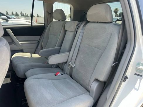 Used 2013 Toyota Highlander Plus FWD image 16