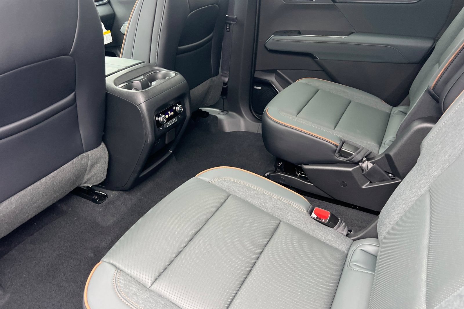 New 2026 GMC Acadia AT4 w/ Luxury Package AWD/4WD image 9
