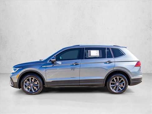 Used 2023 Volkswagen Tiguan SE w/ Panoramic Sunroof Package FWD image 8
