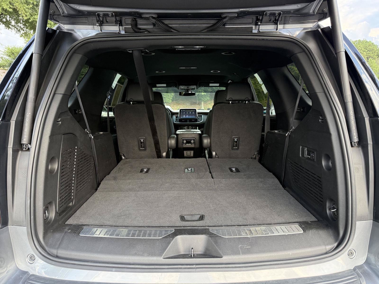 Used 2022 Chevrolet Tahoe Z71 w/ Luxury Package AWD/4WD image 28