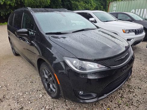Used 2020 Chrysler Pacifica Touring-L Plus w/ S Appearance Package FWD image 3