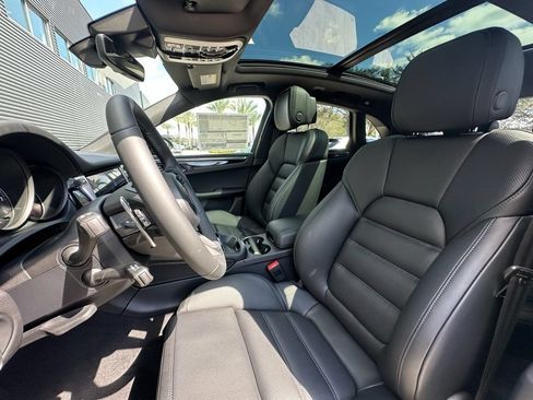 Used 2026 Porsche Macan AWD/4WD image 5