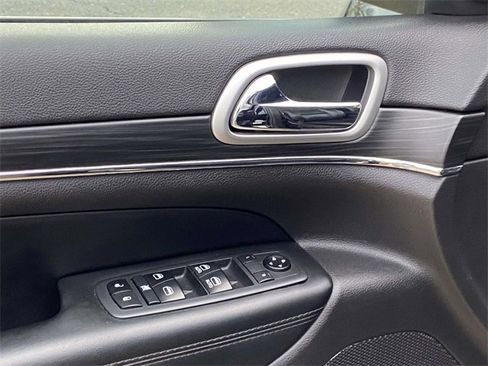 Used 2020 Jeep Grand Cherokee Limited image 13