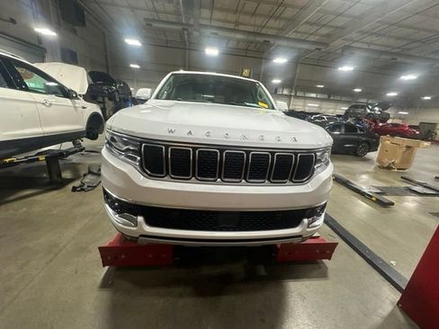 Used 2022 Jeep Wagoneer Series II RWD image 2