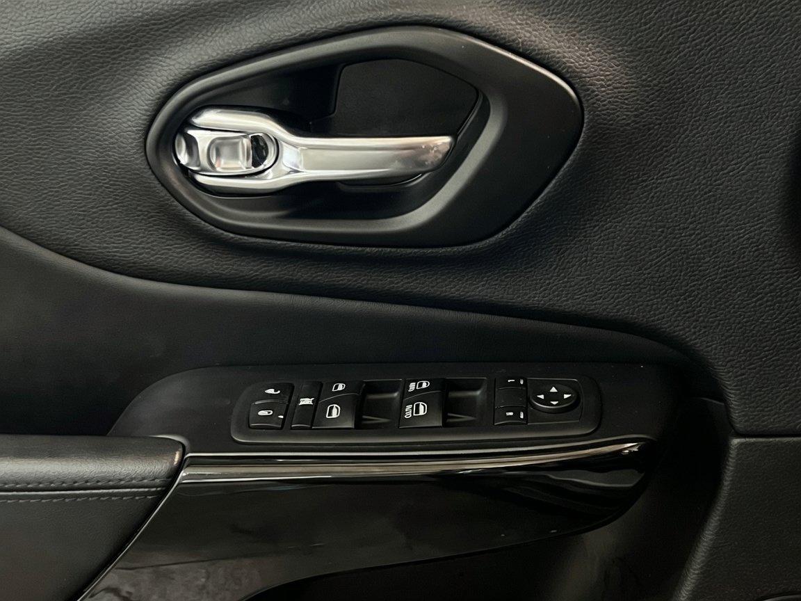 Used 2019 Jeep Cherokee Latitude Plus FWD image 13