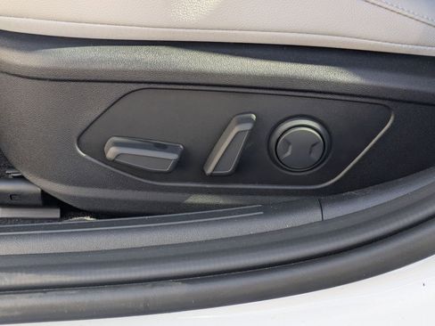 Certified 2025 Hyundai Elantra Limited FWD image 16