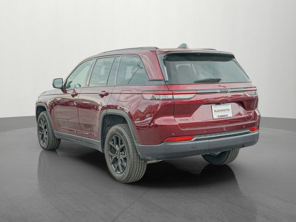 Used 2024 Jeep Grand Cherokee Altitude AWD/4WD image 4