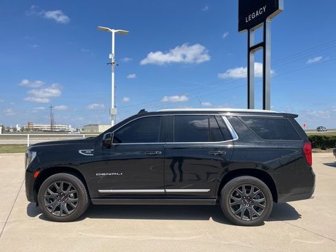 Used 2023 GMC Yukon Denali w/ Denali Reserve Package image 3