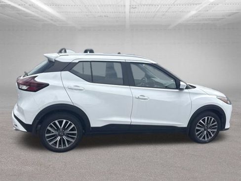 Used 2023 Nissan Kicks SV w/ Interior Electronics Package FWD image 9