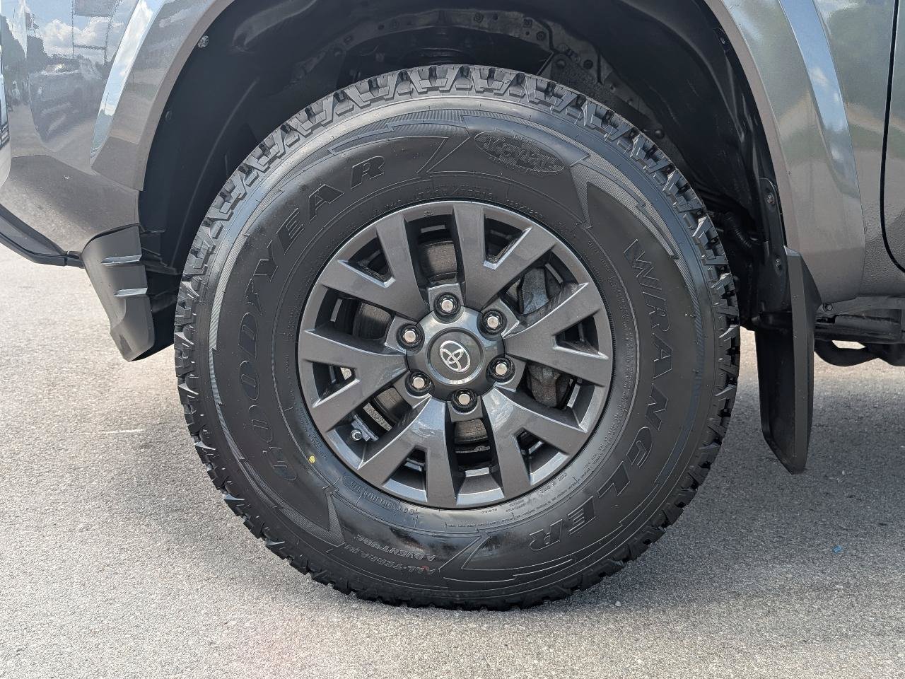 Used 2020 Toyota Tacoma SR5 AWD/4WD image 23