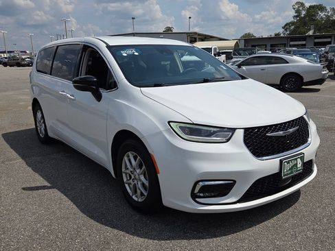 Used 2024 Chrysler Pacifica Touring-L FWD image 17