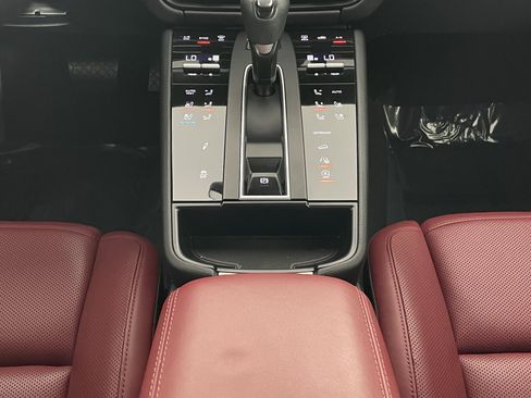 Certified 2023 Porsche Macan Turbo AWD/4WD image 20