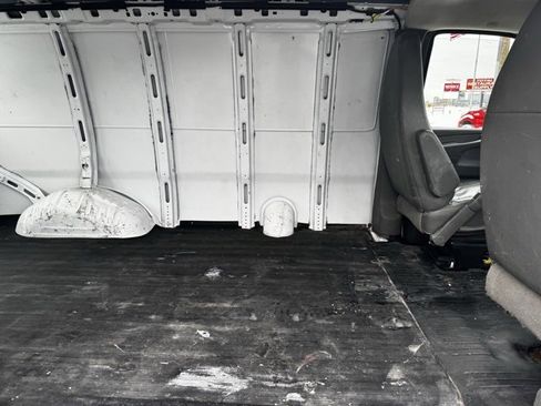Used 2014 Chevrolet Express 2500 image 32
