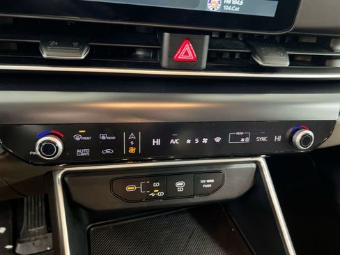 Used 2025 Kia Carnival image 17