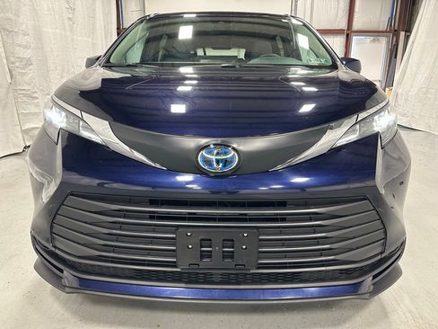 Used 2025 Toyota Sienna LE image 2