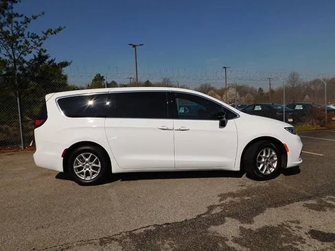 Used 2025 Chrysler Pacifica Select image 4