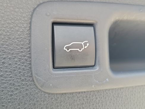 Used 2021 Toyota Highlander XSE FWD image 19