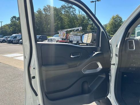 Used 2025 Nissan Frontier SV image 21