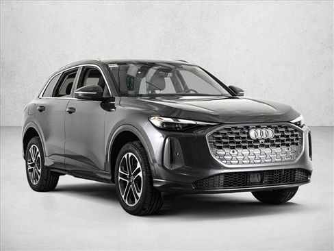 Used 2025 Audi Q5 Premium w/ Convenience Package image 3