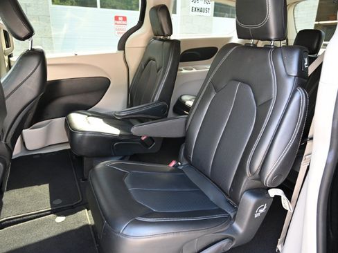 Used 2023 Chrysler Pacifica Touring-L FWD image 16