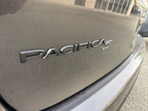 Used 2022 Chrysler Pacifica Touring-L w/ S Appearance Package AWD/4WD image 9