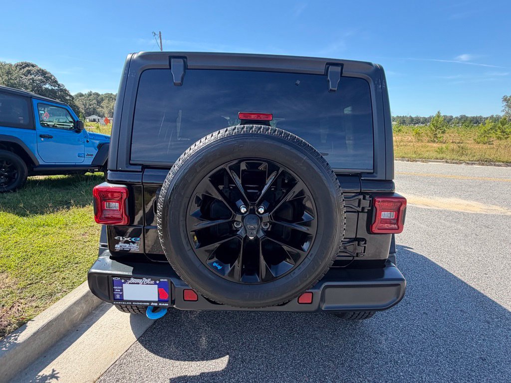 Used 2022 Jeep Wrangler Unlimited Sahara AWD/4WD image 15