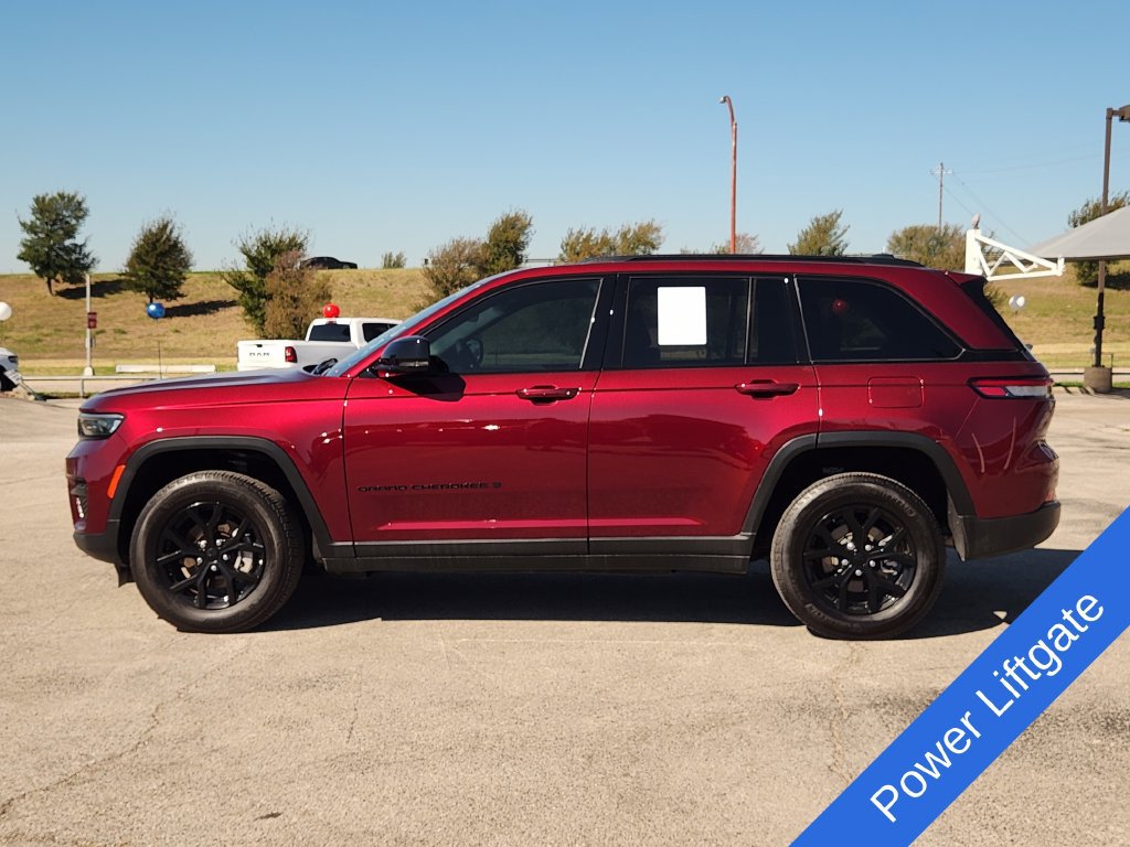 Used 2025 Jeep Grand Cherokee Altitude AWD/4WD image 4