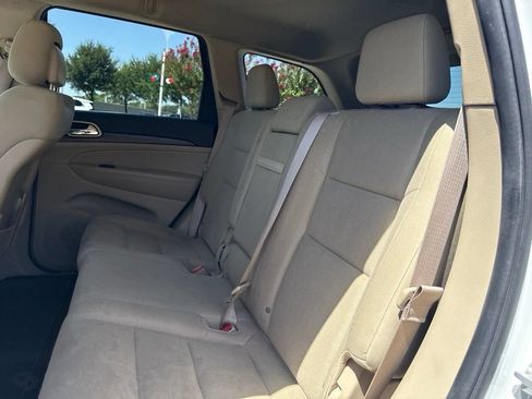 Used 2016 Jeep Grand Cherokee Laredo w/ Quick Order Package 23E RWD image 4
