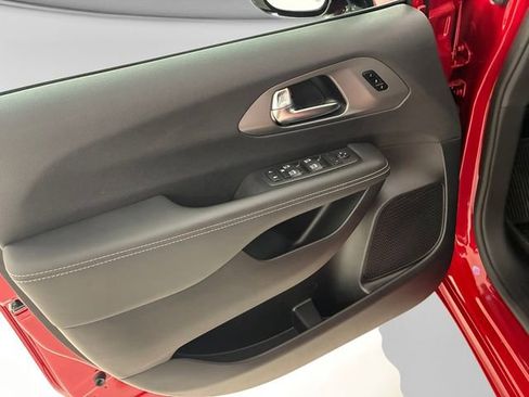 Used 2025 Chrysler Pacifica Select FWD image 13